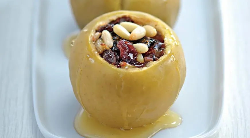Запечённые яблоки с сухофруктами и орехами
