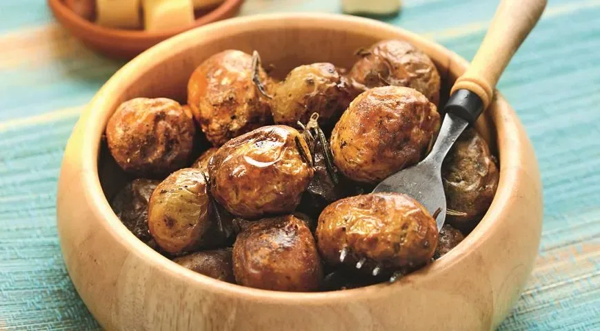 Запечённый картофель с чесноком и розмарином