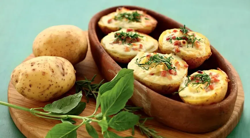 Запеченный картофель с яйцами и ветчиной