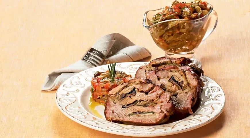 Запечённая свиная шейка с овощами и грибным соте