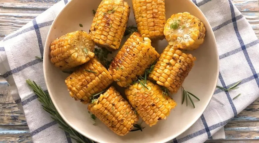 Жареная кукуруза с розмарином