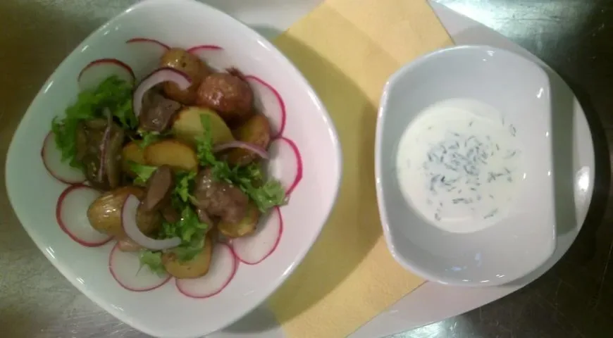Жареная картошка с маринованными грибами и салатом фризе