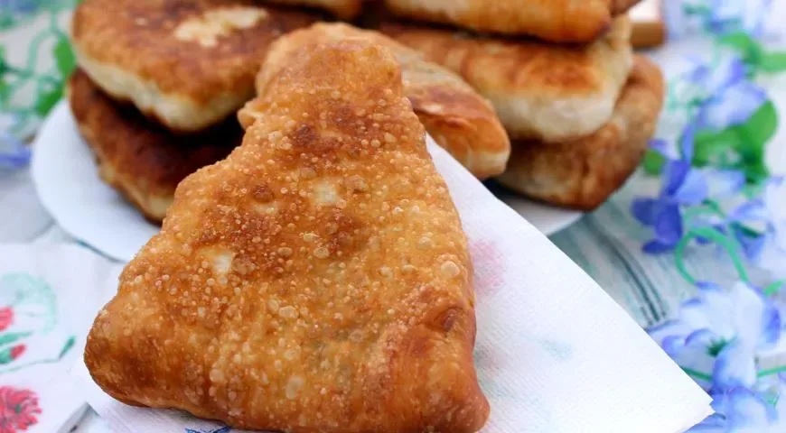 Жареные пирожки с мясом на сковороде
