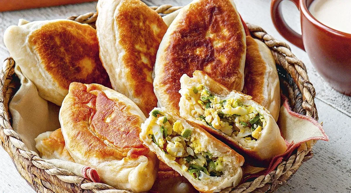Жареные пирожки с зелёным луком и яйцом