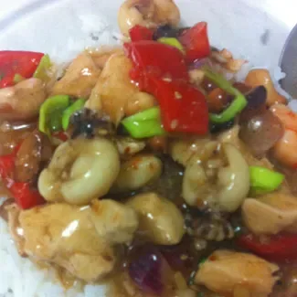 Жареный рис с овощами, курицей и морепродуктами