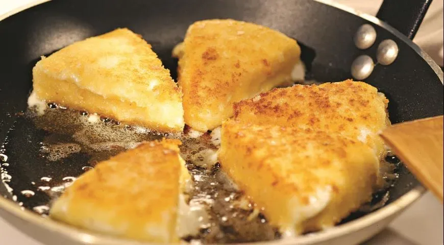 Жареный сыр с яйцами