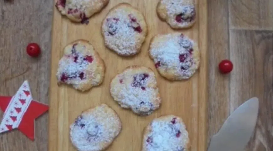 Зимнее печенье с клюквой и яблоками